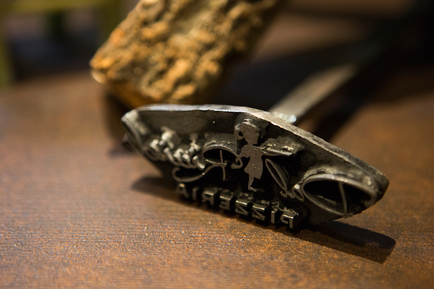 1950年イタリア 銀製オブジェ La Roccia ミニチュア下駄型 Dolce Caffe | Pizzeria Dal Ricciolo｜神戸・東灘区にある唯一無二の